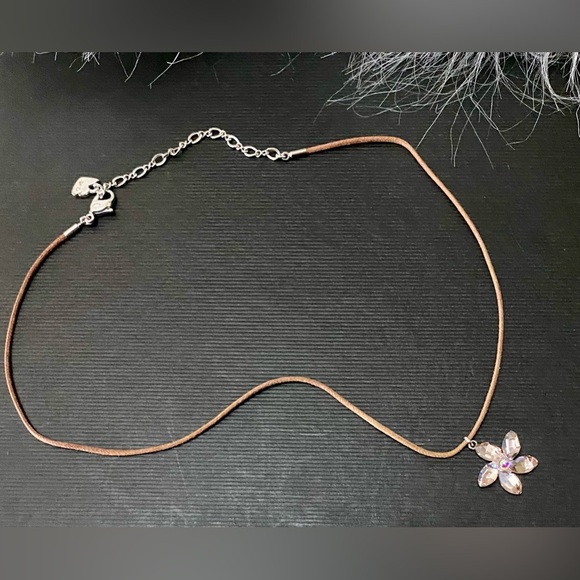 💠LEATHER & SILVER NECKLACE, FLOWER-SHAPED PENDANT AND DIAMOND STONE💠 - Picture 9 of 10